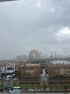 阴天城市中的独特建筑景观