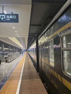 火车站台的列车停靠场景