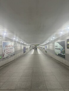 空旷的地下通道场景