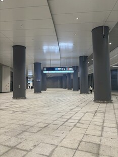 空旷现代的室内大厅空间