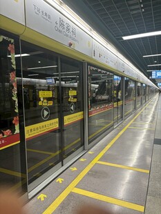 空旷地铁车站站台场景