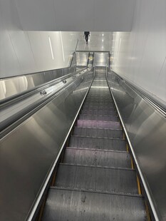 空旷自动扶梯内部景象