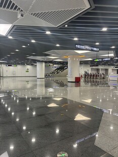 宽敞明亮的现代化室内空间