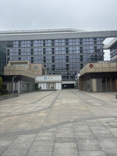 现代建筑前的开阔广场