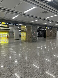 空旷地铁站大厅场景
