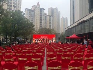 城市广场上的红色活动布置