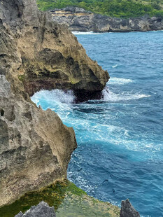 海岸礁石与澎湃海浪景观