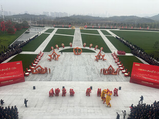 广场盛大庆典表演场景