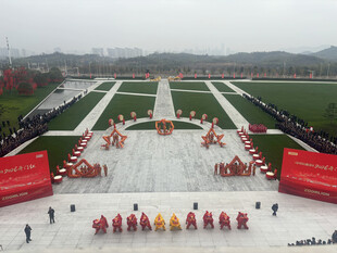 广场盛大仪式场景