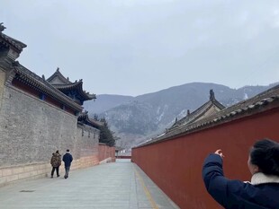 游客故宫红墙旁拍照留念