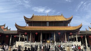 宁远文庙中式古建筑前的热闹场景