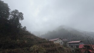 山间云雾缭绕的村落