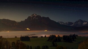 山间夜幕下的静谧村落