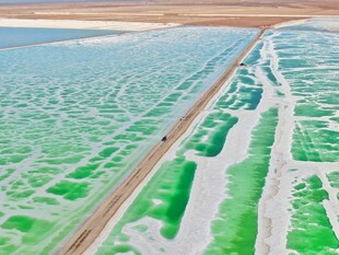 航拍翠绿盐湖与公路景观