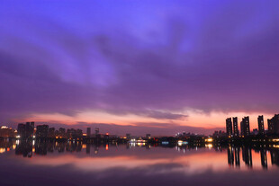 城市湖畔绚丽黄昏景色
