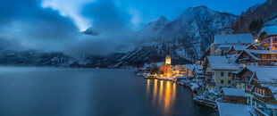 湖畔雪夜小镇美景