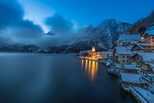雪后湖畔小镇的静谧夜景