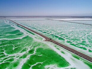 翡翠般的盐湖公路景观