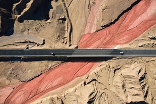 沙漠中的蜿蜒公路