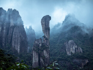 云雾缭绕的壮丽奇峰景观