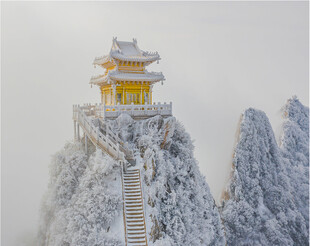 雪覆山巅的中式楼阁景观