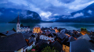 湖畔小镇夜景