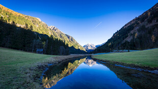 山间静湖美景