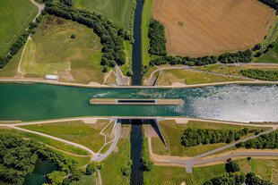 航拍运河上航行的货船