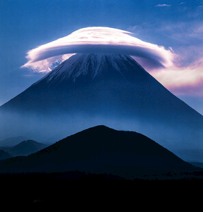 富士山巅的梦幻云层景象