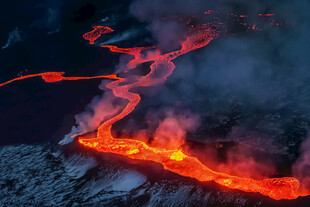 火山熔岩流淌壮观景象