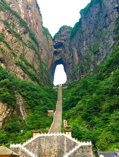 张家界天门山壮观天门洞