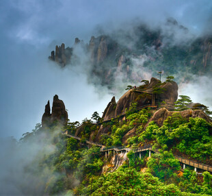 云雾缭绕的壮美山峦景观