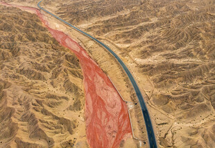 蜿蜒红绸般公路穿行山间
