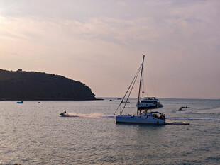 海上帆船与摩托艇的美景