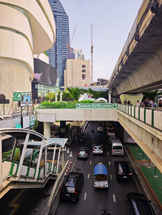 城市高架桥车流