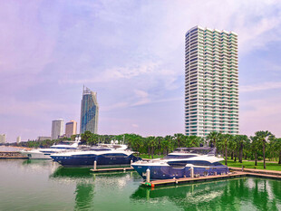 海滨码头游艇与摩天大楼