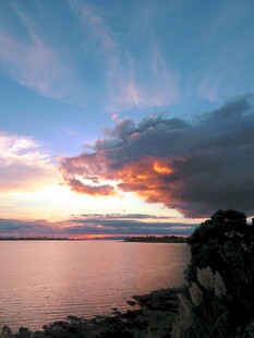 海边火烧云美景