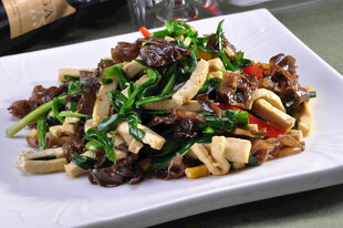 韭菜木耳煎豆腐