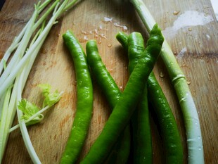 案板上的青尖椒与葱