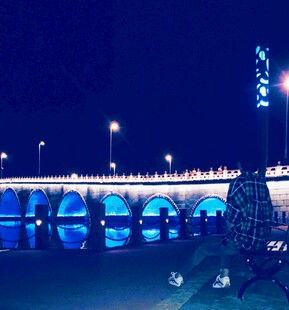 夜晚璀璨灯光下的美丽桥梁