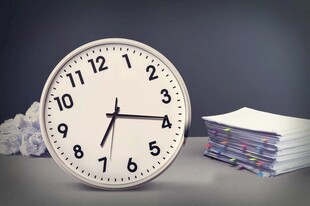 时钟旁的书籍与文件