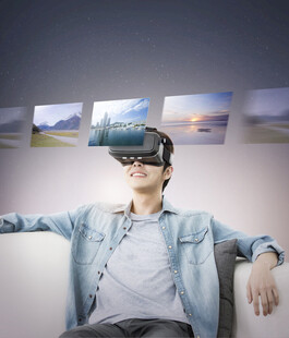 男子惬意体验虚拟现实设备