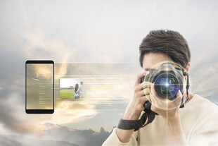 摄影师专注拍摄智能设备