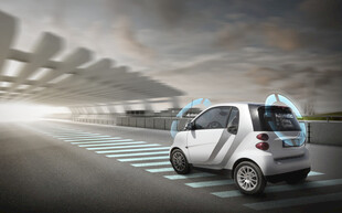 智能小车在道路上飞速行驶