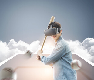 女子持棒体验VR奇幻世界