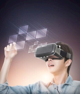 男子体验虚拟现实设备