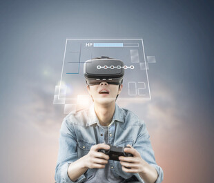 男子沉浸体验虚拟现实游戏