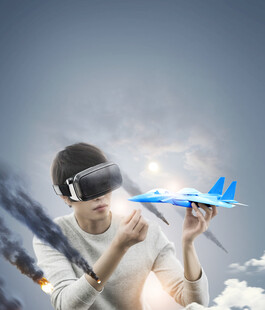 男子体验VR操控虚拟飞机