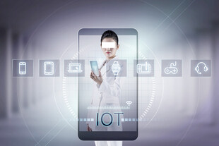 医生与物联网医疗技术展示