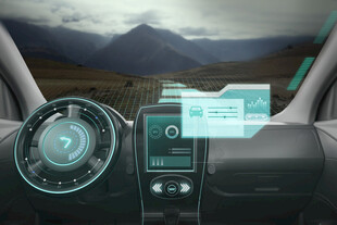 车内视角看远方山川景色